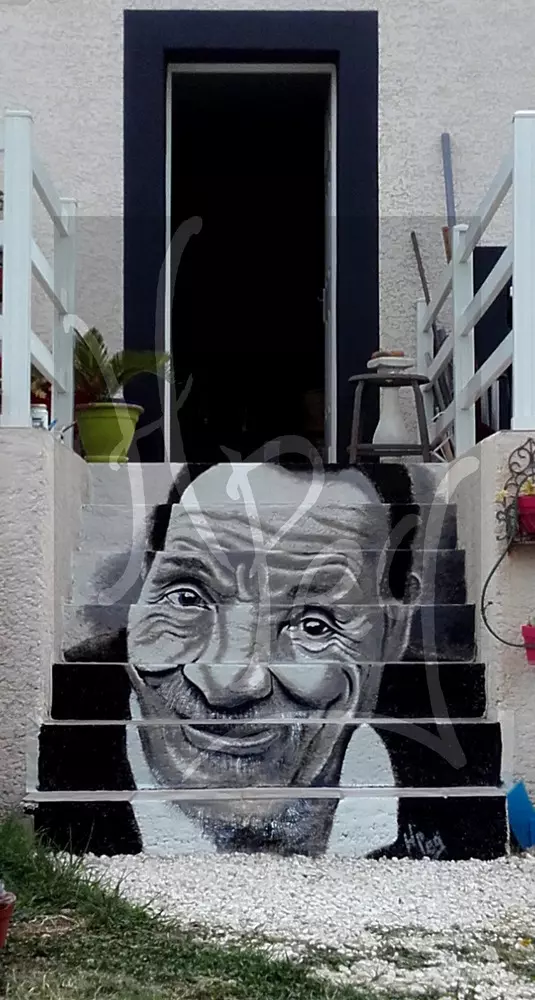 Un hommage a Pierre Rhabi, peint en relief dans des escaliers